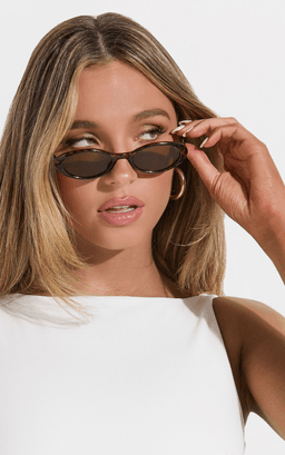 Ezra Thin Oval Sunglasses in Tort